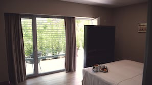 Habitación superior | Ropa de cama de alta calidad, edredones de plumas, minibar y caja fuerte