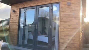 Apartment, 1 Queen Bed | Balcony