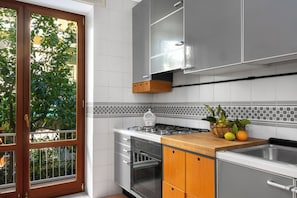 Kühlschrank, Mikrowelle, Ofen, Herdplatte