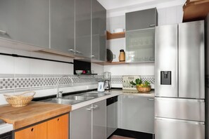 Kjøleskap, mikrobølgeovn, ovn og kokeplater