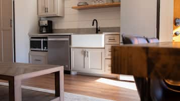 Full-size fridge, microwave, dishwasher, coffee/tea maker