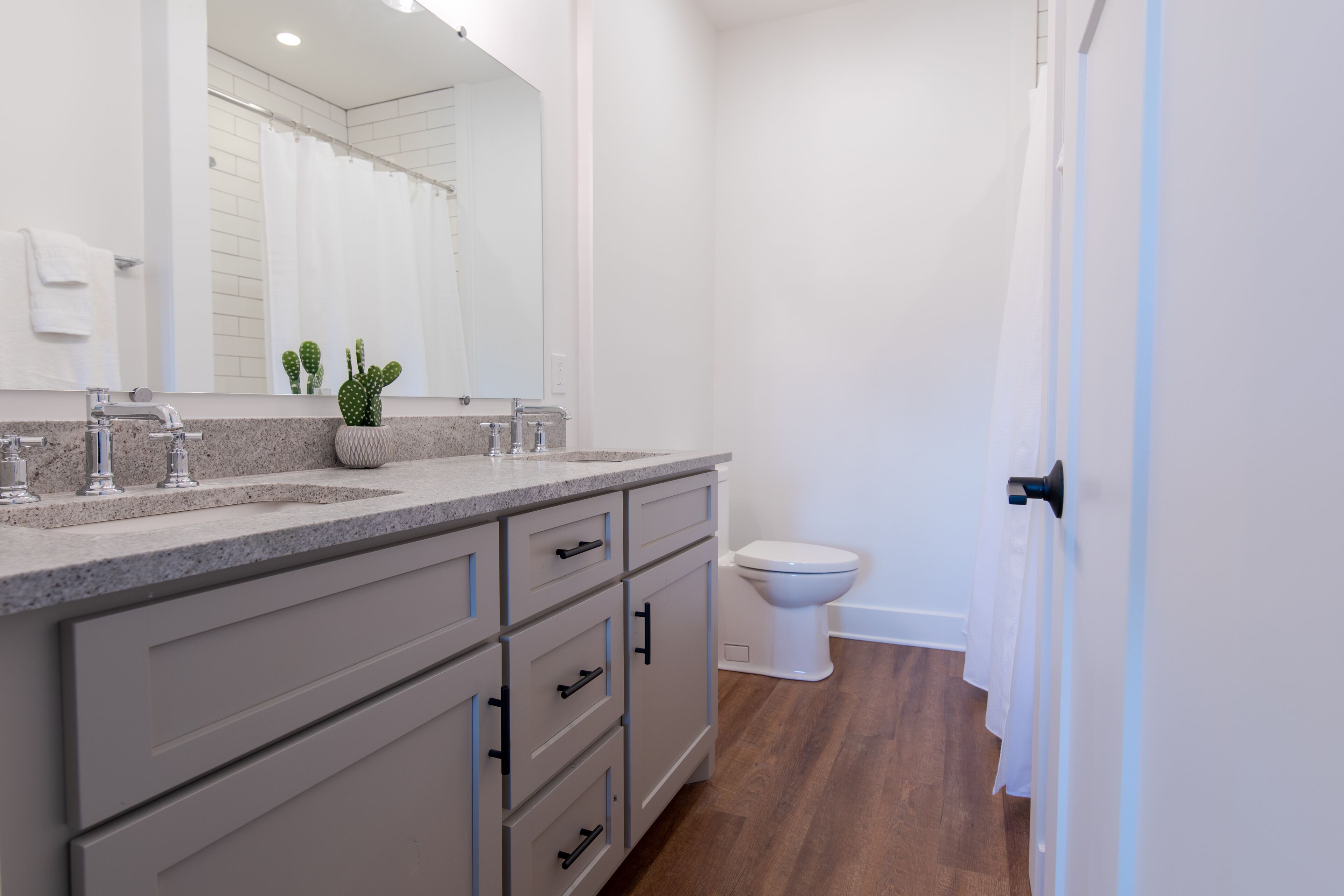 Townhome Suite | Bathroom | Free toiletries, hair dryer, towels, soap