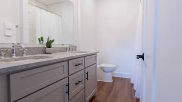 Artículos de tocador gratuitos, secador de pelo, toallas, jabón