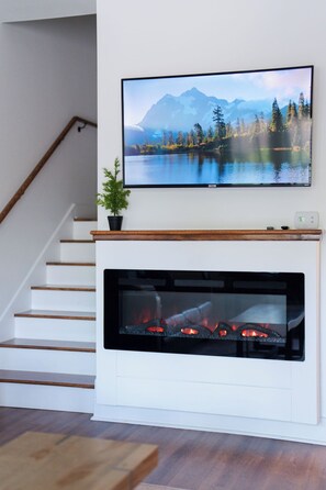 55-英寸智能电视（配备有线频道）、电视、壁炉