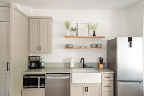 Full-size fridge, microwave, dishwasher, coffee/tea maker - The Getaway Blowing Rock (Blowing Rock)
