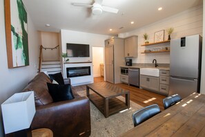 42-inch Smart TV with cable channels, TV, fireplace - The Getaway Blowing Rock (Blowing Rock)