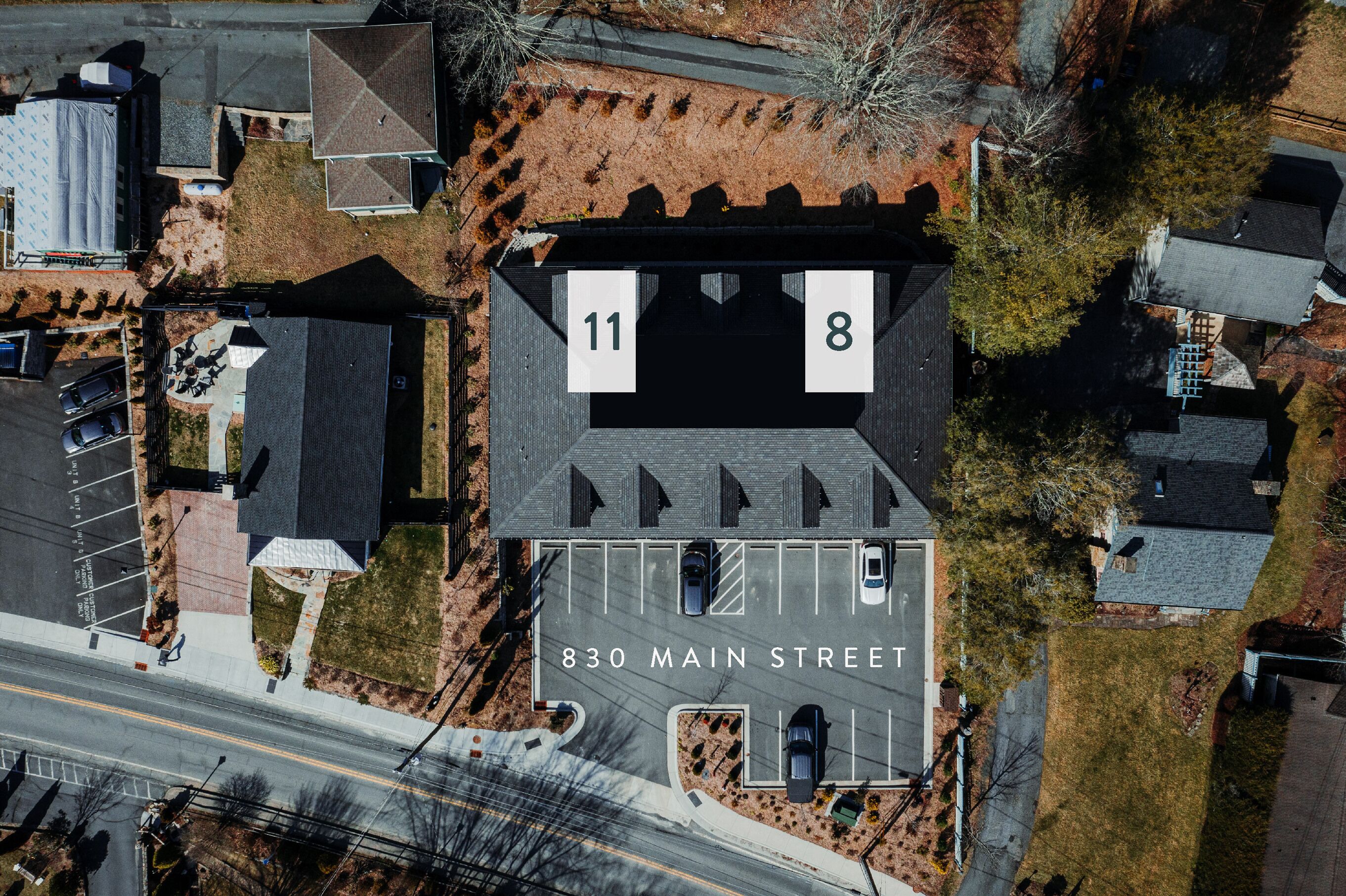 Oversigtsbillede af en parkeringsplads med nummererede parkeringsbåse 11 og 8, samt adressen 830 Main Street.