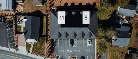 Oversigtsbillede af en parkeringsplads med nummererede parkeringsbåse 11 og 8, samt adressen 830 Main Street.