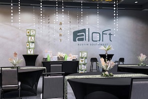 Gratis toiletartikelen, een haardroger, handdoeken, zeep