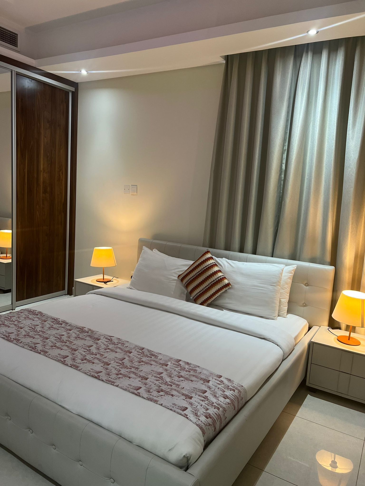 华丽公寓, 2 间卧室, 城市景观 | 埃及棉床单、高档床上用品、羽绒被、办公桌