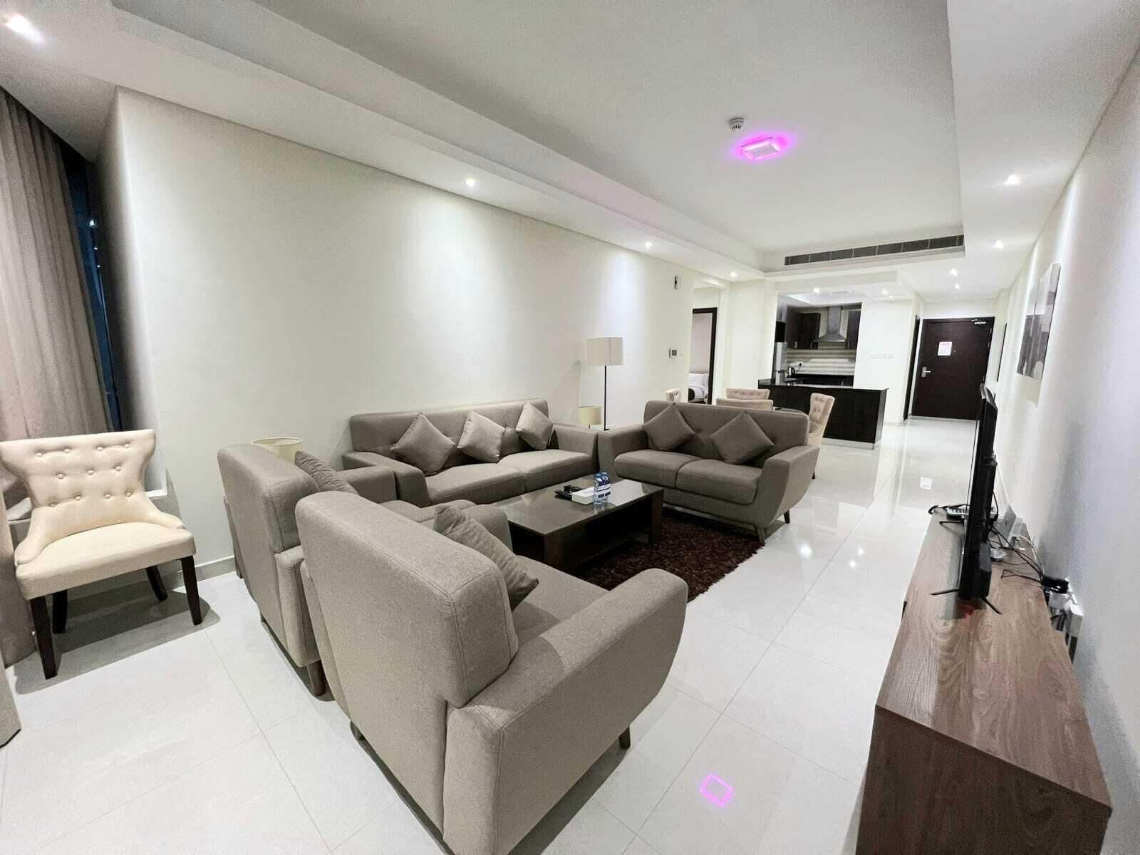 华丽公寓, 2 间卧室, 城市景观 | 起居区 | 55-英寸LED 电视（配备卫星频道）