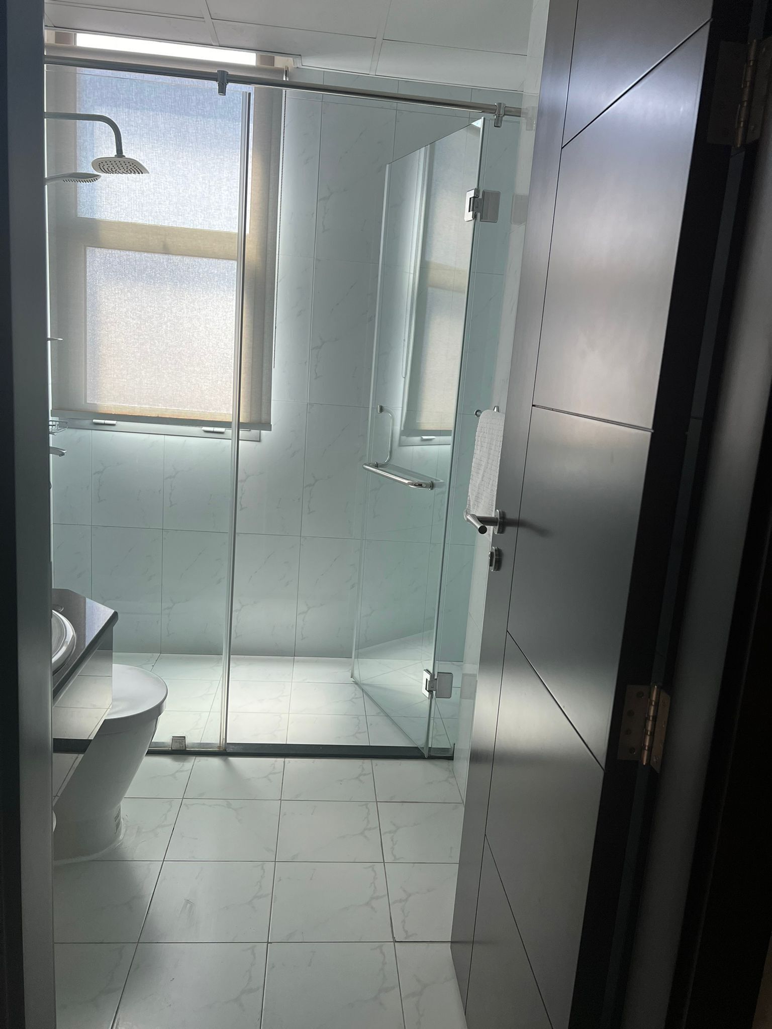 Shower, rainfall showerhead, free toiletries, slippers