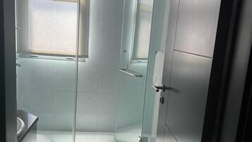 Shower, rainfall showerhead, free toiletries, slippers