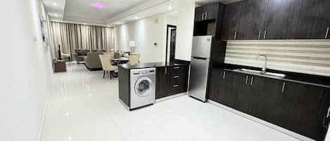 Deluxe-Apartment, 2 Schlafzimmer, Stadtblick | Eigene Küche | Großer Kühlschrank, Mikrowelle, Ofen, Herdplatte