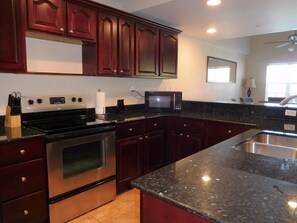 ثلاجة، ميكروويف، فرن، موقد طهي مسطح