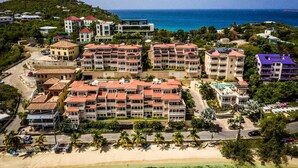 Un hôtel situé sur la côte, composé de plusieurs bâtiments, avec une plage et une vue sur l’océan.