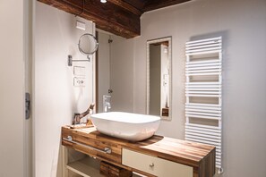 Dusche, Haartrockner, Bidet, Handtücher