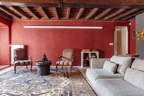 Fernseher, Bücher, Stereoanlage