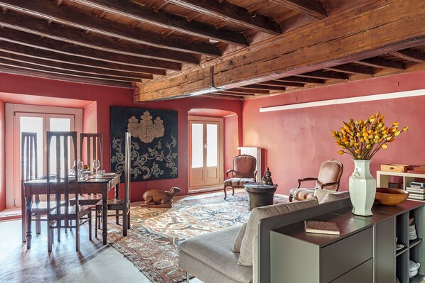 Fernseher, Bücher, Stereoanlage