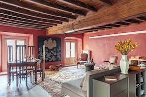 TV, books, stereo - Historic Centre Flat overlooking piazza Carlo Emanuele - 2 Bedrooms, 2 Bathrooms (Torino)