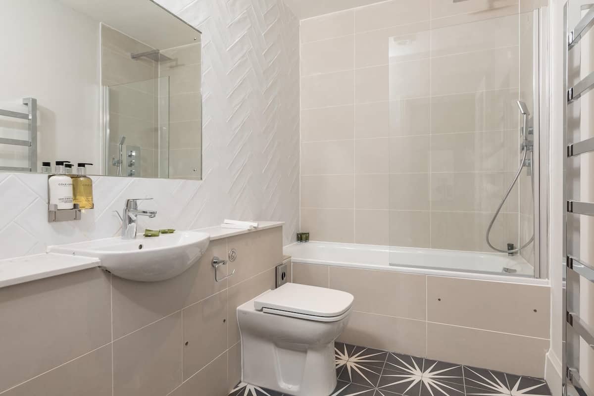 basic double room | bathroom amenities | combined shower/bathtub, free toiletries, hair dryer, towels