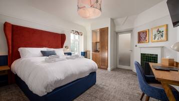 Desk, laptop workspace, iron/ironing board, free WiFi