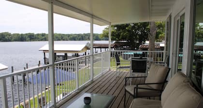 Riverfront Retreat-Private Dock; Fishing, Boating & Peaceful Getaway in Welaka