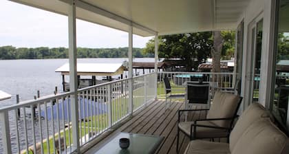 Beautiful 2 Story Home, w/Lift to 2nd Floor Balcony, on St Johns River Sleeps 10