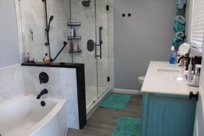 Combined shower/bathtub, hair dryer, towels, soap - Riverfront Retreat-Private Dock; Fishing, Boating & Peaceful Getaway in Welaka (Welaka)