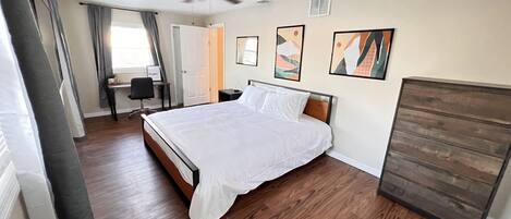 4 Schlafzimmer, hochwertige Bettwaren, Schreibtisch