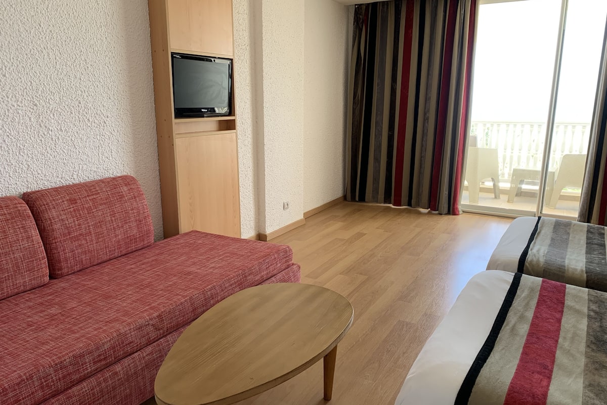 hypo-allergenic bedding, free minibar items, laptop workspace