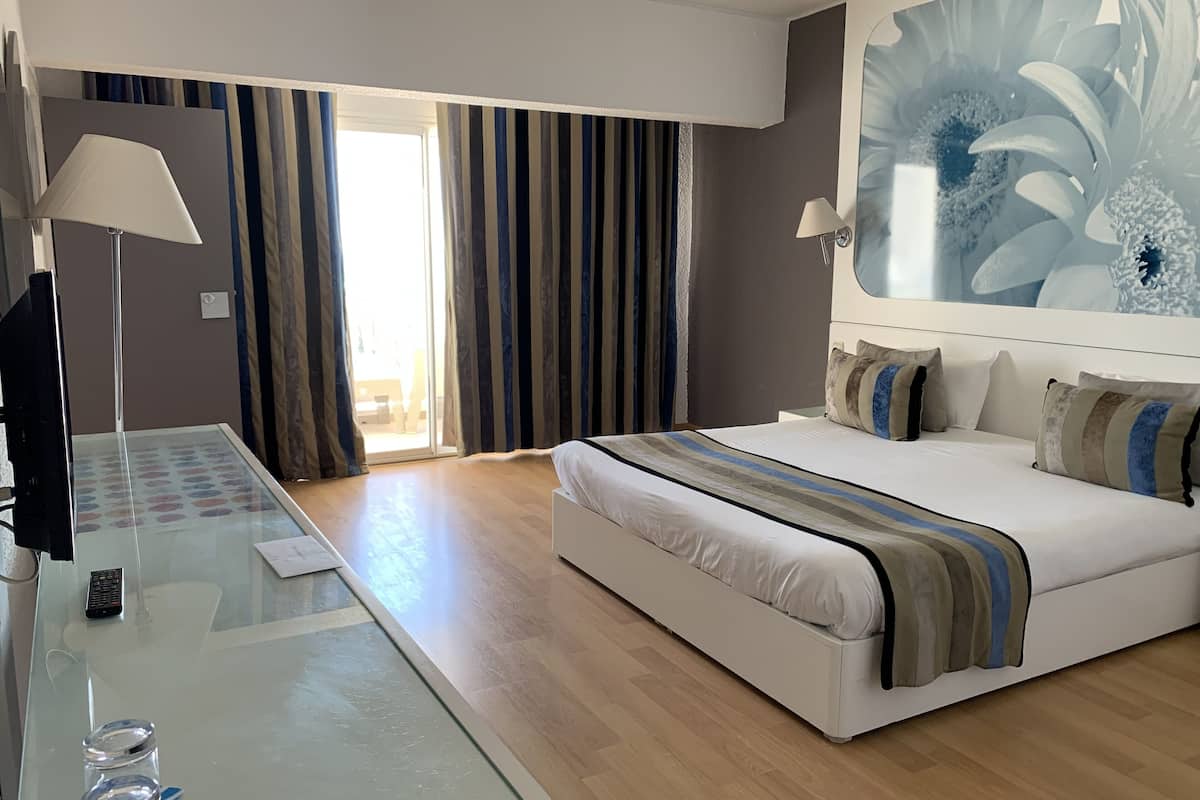 family room | hypo-allergenic bedding, free minibar items, laptop workspace