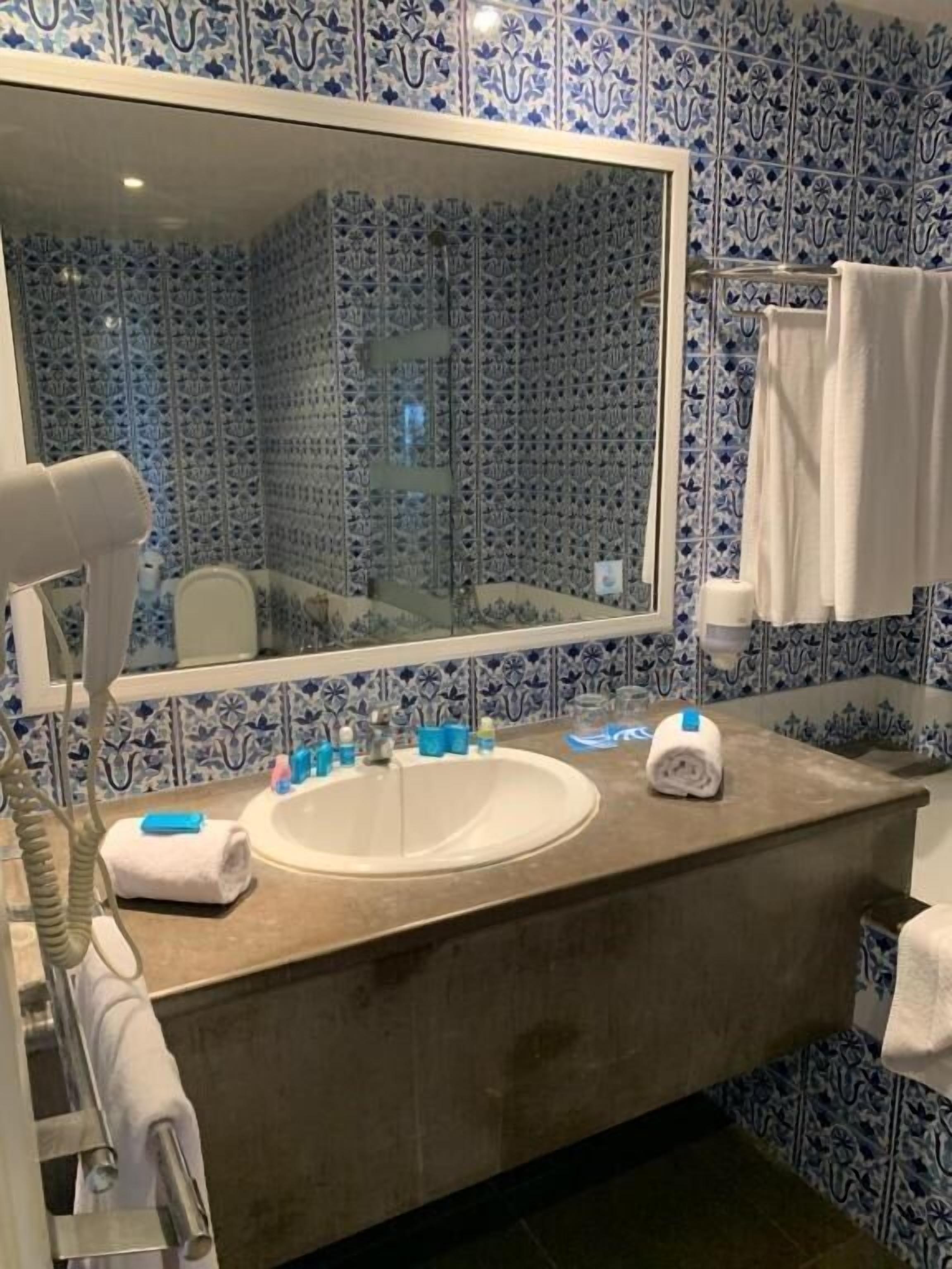 rainfall showerhead, hair dryer, towels