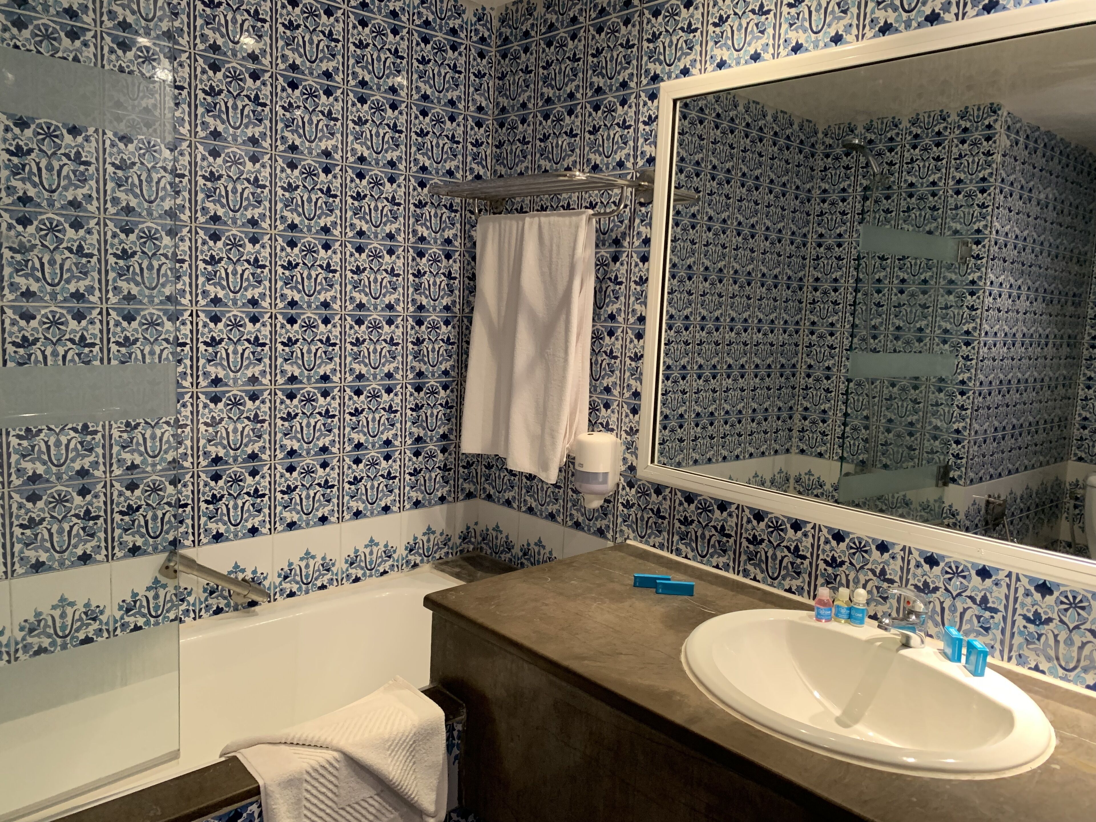 rainfall showerhead, hair dryer, towels