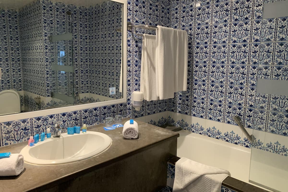 rainfall showerhead, hair dryer, towels