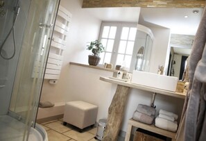Combined shower/tub, jetted tub, hair dryer, towels