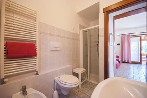 Doccia, asciugacapelli, bidet, carta igienica