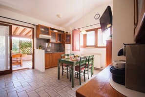 Frigorifero, piano cottura, macchina per tè/caffè, bollitore elettrico