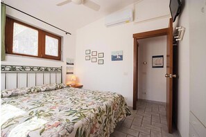 1 bedroom, iron/ironing board, travel cot, free WiFi