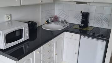 Een koelkast, een microgolfoven, een oven, een kookplaat