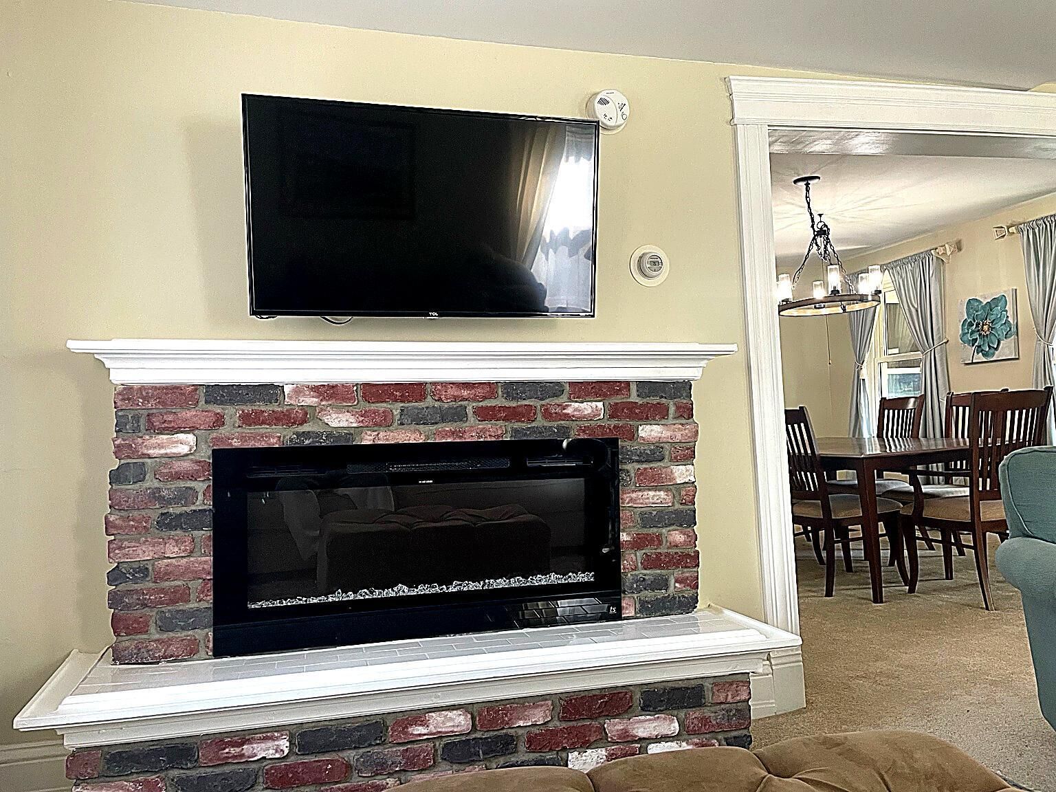 Télévision, cheminée, imprimantes