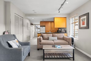 Studio (401) | Living area