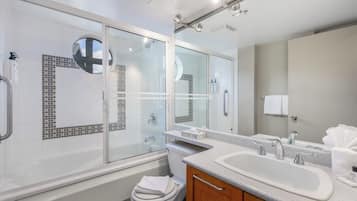 Studio (401) | Bathroom | Combined shower/tub, free toiletries, hair dryer, towels
