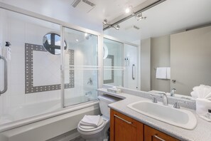 Deluxe-Studio | Badezimmer | Duschwanne, kostenlose Toilettenartikel, Haartrockner, Handtücher