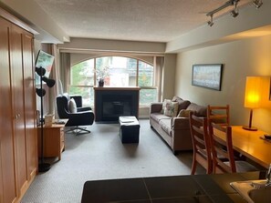 Deluxe Studio | Living area