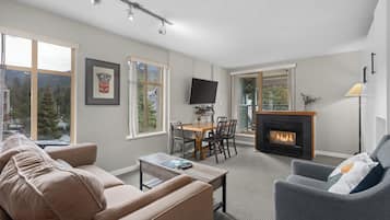 Studio (401) | Living area