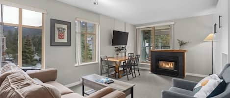 豪華開放式客房 | 客廳 | 45 吋智能電視連有線電視頻道、壁爐