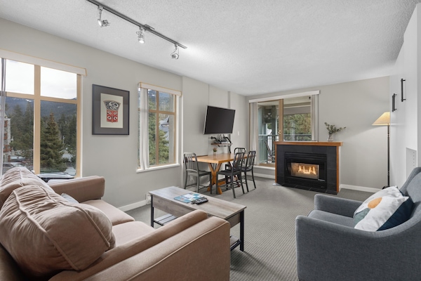 Studio (401) | Living area