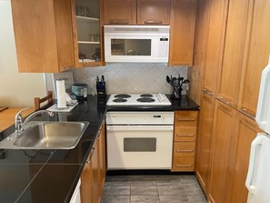 Four à micro-ondes, surface de cuisson, lave-vaisselle