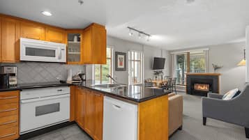 Deluxe-Studio | Eigene KĂŒche | Mikrowelle, Herdplatte, GeschirrspĂŒler